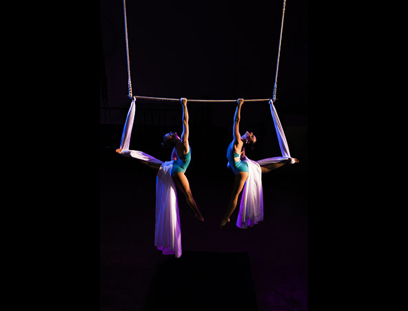 Aerialists Brisbane - Trapeze Artists - Aerial Entertainment Performers